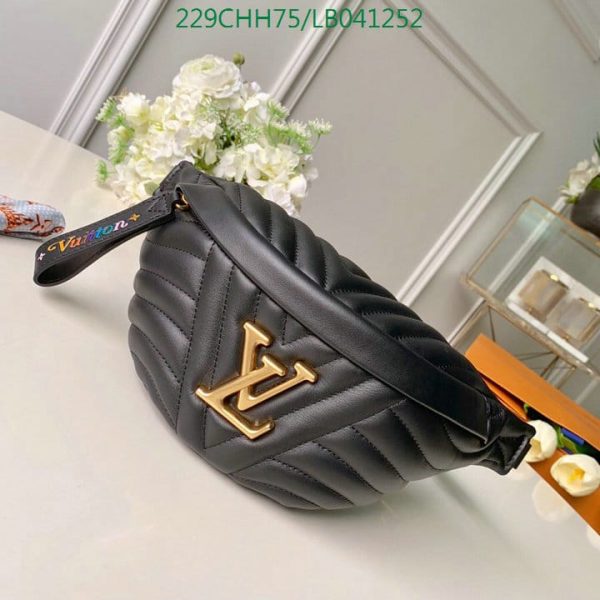 Louis Vuitton 1:1 Mirror Replica Black Quilted Wave Chain Flap MM LB04125297865