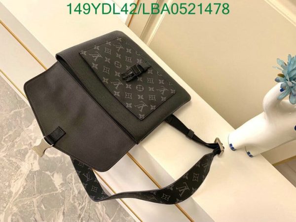 Louis Vuitton 11 Mirror Replica Messenger Bag LBA0521478750