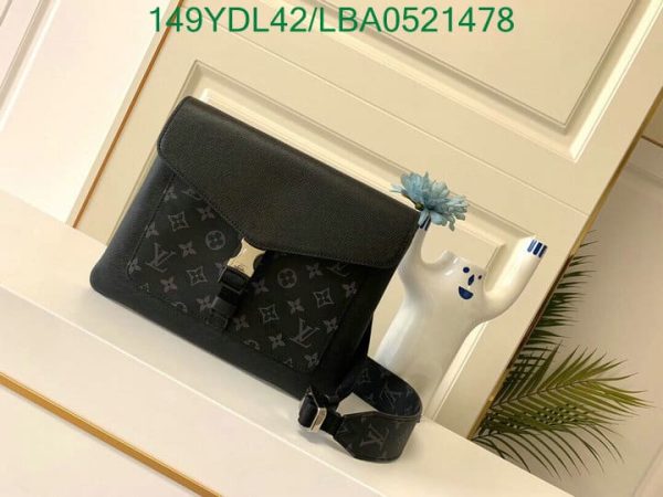 Louis Vuitton 11 Mirror Replica Messenger Bag LBA0521478750