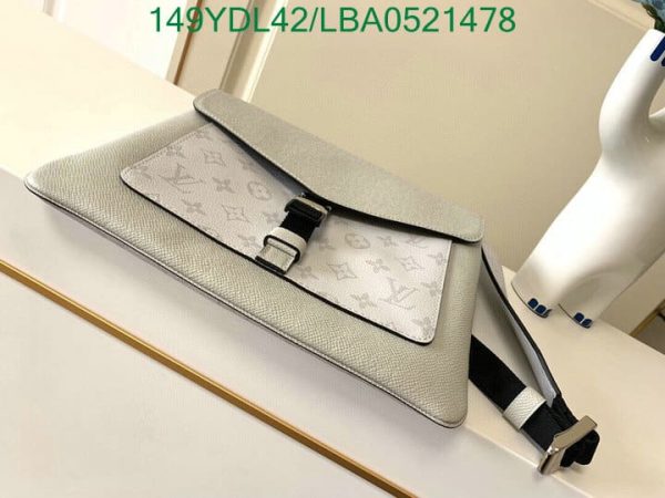 Louis Vuitton 11 Mirror Replica Messenger Bag LBA0521478750