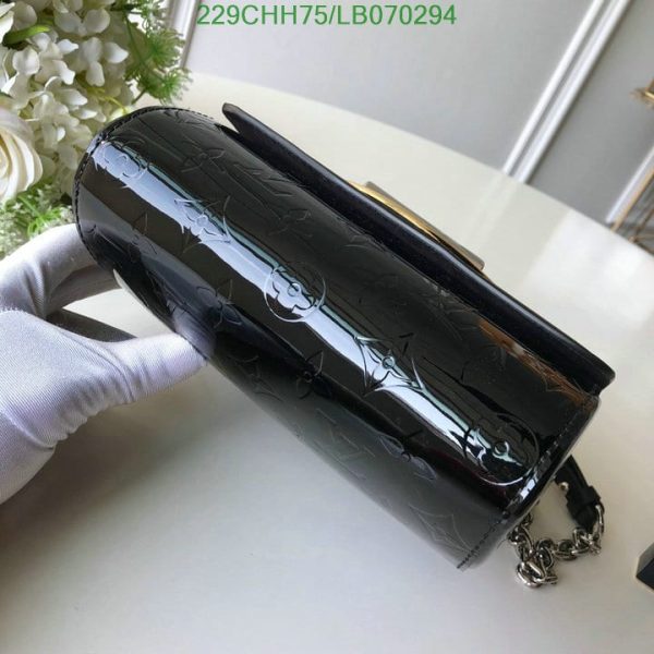 Louis Vuitton 1:1 Mirror Replica Pochette Twist Handbag LB07029412369