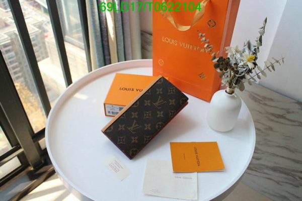 Louis Vuitton 1:1 Mirror Replica Vintage Checkbook Wallet T062210456328