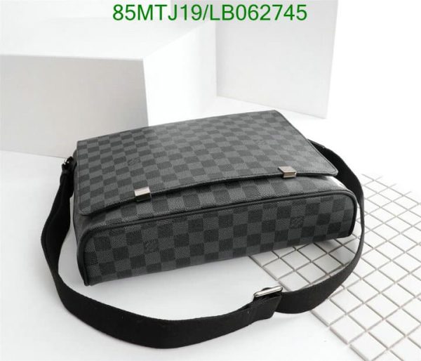 Louis Vuitton AAA+ Replica Damier Graphite District Messenger Bag LB06274556348