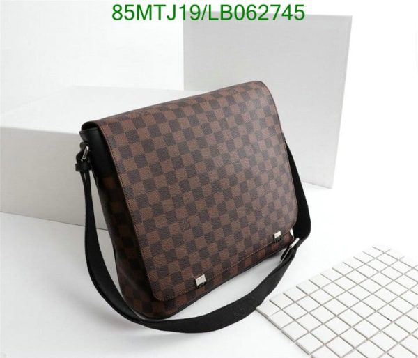 Louis Vuitton AAA+ Replica Damier Graphite District Messenger Bag LB06274556348