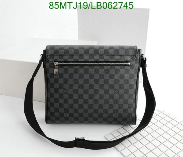 Louis Vuitton AAA+ Replica Damier Graphite District Messenger Bag LB06274556348