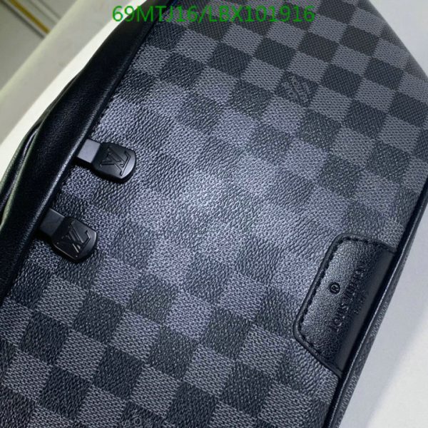 Louis Vuitton AAA+ Replica Discovery Bumbag Limited Edition LBX1019162367