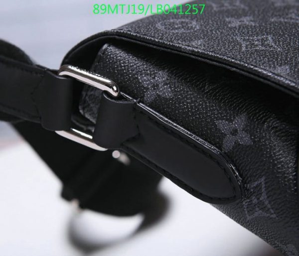 Louis Vuitton AAA+ Replica District MM Handbag LB0412578943