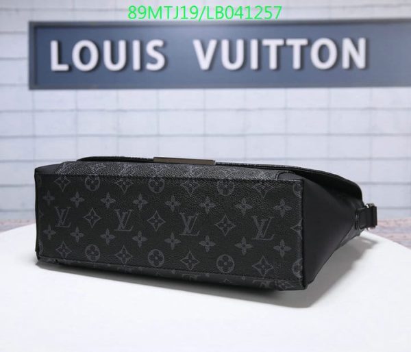 Louis Vuitton AAA+ Replica District MM Handbag LB0412578943