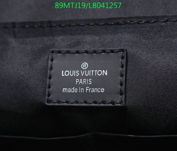 Louis Vuitton AAA+ Replica District MM Handbag LB0412578943