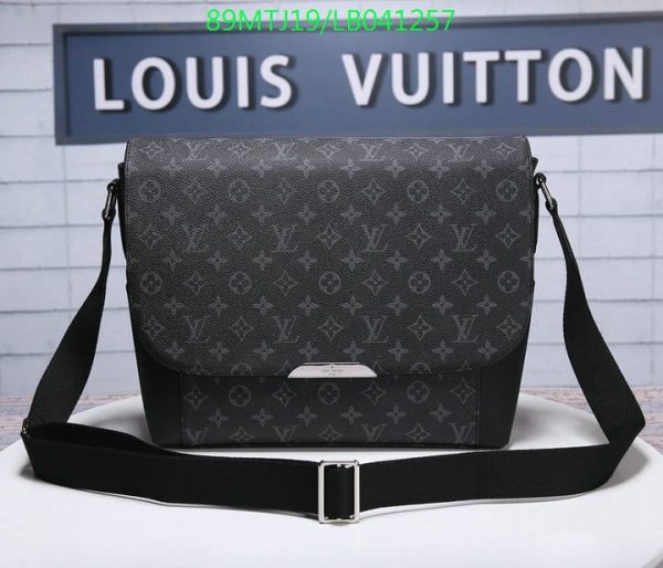 Louis Vuitton AAA+ Replica District MM Handbag LB0412578943