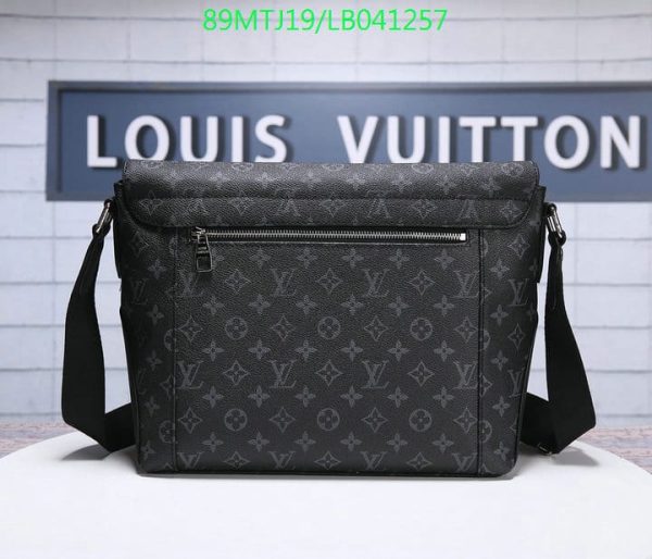 Louis Vuitton AAA+ Replica District MM Handbag LB0412578943