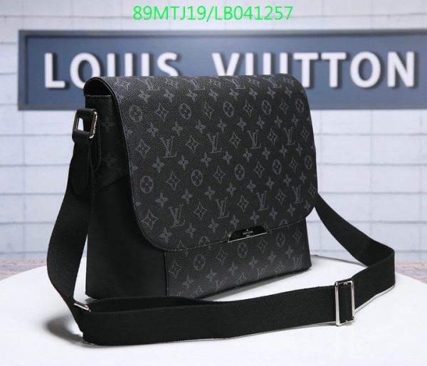 Louis Vuitton AAA+ Replica District MM Handbag LB0412578943