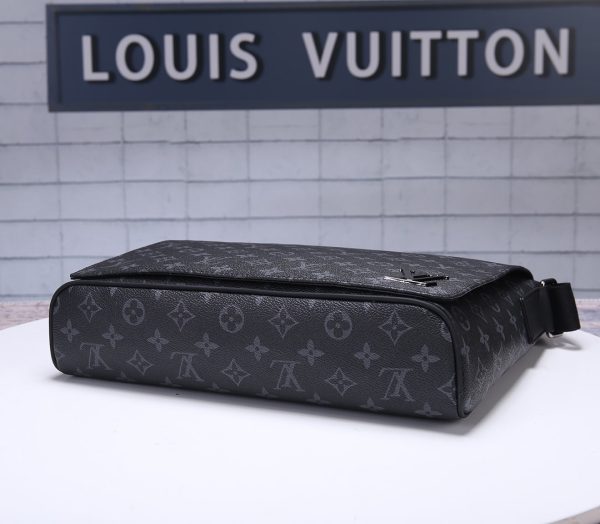 Louis Vuitton AAA+ Replica District Messenger Bag LB04131089652