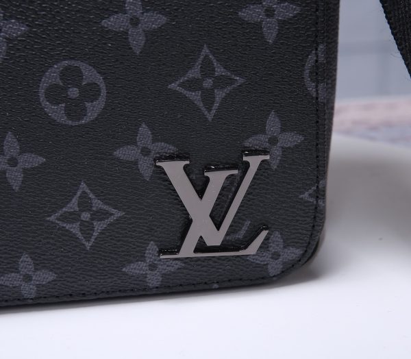 Louis Vuitton AAA+ Replica District Messenger Bag LB04131089652