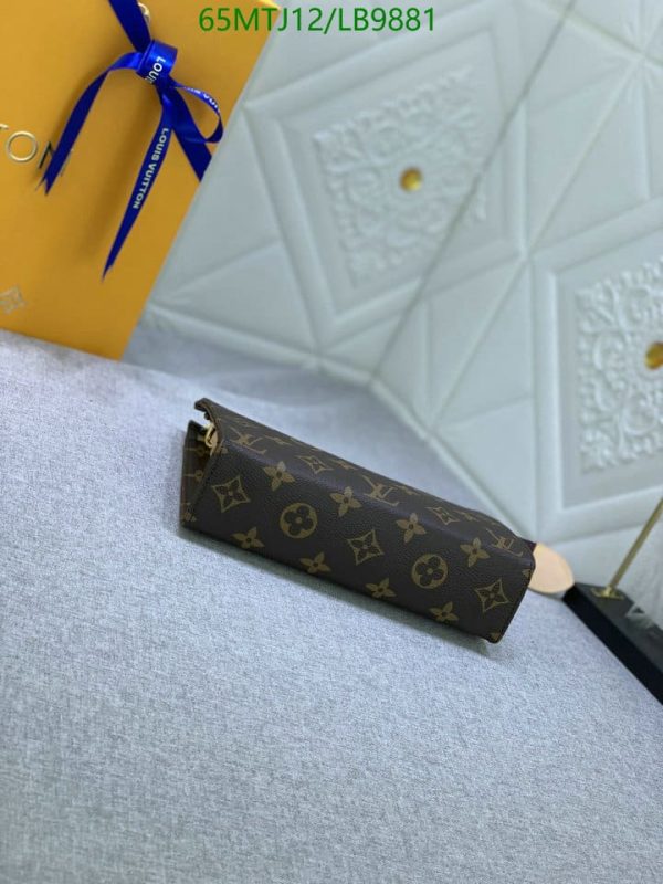 Louis Vuitton AAA+ Replica Toiletry Pouch LB98812587532