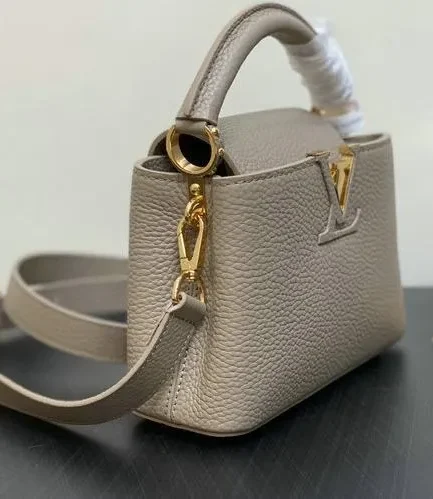 Louis Vuitton 1:1 Mirror Replica Capucines MM Taurillon Bag Louis Vuitton Replica Capucines
