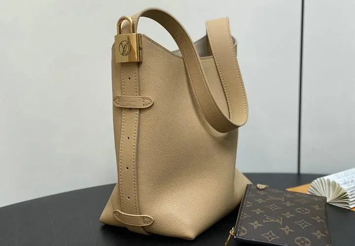 Louis Vuitton 1:1 Mirror Replica PM Low Key Grained Hobo Louis Vuitton Replica Neverfull Louis Vuitton 1:1 Mirror Replica PM Low Key Grained Hobo Louis Vuitton Replica Neverfull