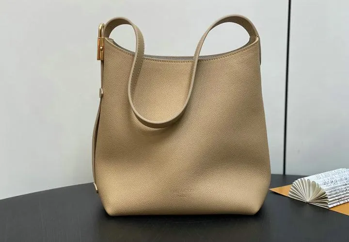 Louis Vuitton 1:1 Mirror Replica PM Low Key Grained Hobo Louis Vuitton Replica Neverfull Louis Vuitton 1:1 Mirror Replica PM Low Key Grained Hobo Louis Vuitton Replica Neverfull