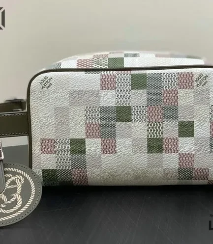 Louis Vuitton 1:1 Mirror Replica Locker Dopp Kit Damier Ebene Canvas 23CM/9.1IN Louis Vuitton Replica Pochette Accessories