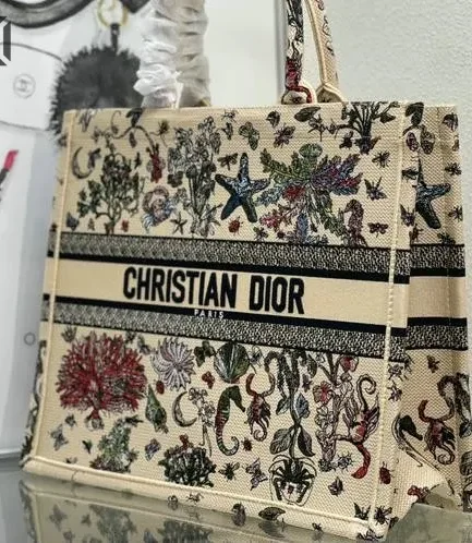 Dior 1:1 Mirror Replica Book Tote Beige Raffia Cabinet de Curiosités Motif Christian Dior Replica Book Totes