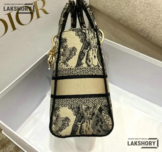 Dior 1:1 Mirror Replica Beige Toile de Jouy Embroidered Lady D-Lite 24CM/9.4IN Christian Dior Replica Lady Dior 1:1 Mirror Replica Beige Toile de Jouy Embroidered Lady D-Lite 24CM/9.4IN Christian Dior Replica Lady