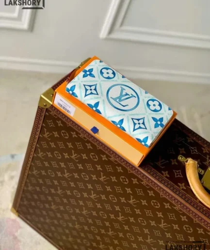 Louis Vuitton 1:1 Mirror Replica Monogram Giant By The Pool Zippy Wallet Lagoon Blue 19.5CM/7.7IN Louis Vuitton Replica Wallets Louis Vuitton 1:1 Mirror Replica Monogram Giant By The Pool Zippy Wallet Lagoon Blue 19.5CM/7.7IN Louis Vuitton Replica Wallets