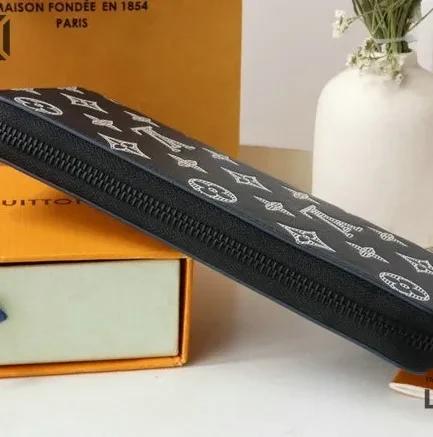 Louis Vuitton 1:1 Mirror Replica Savane Monogram Chapman Giraffe Brazza Wallet 20CM/7.9IN Louis Vuitton Replica Wallets